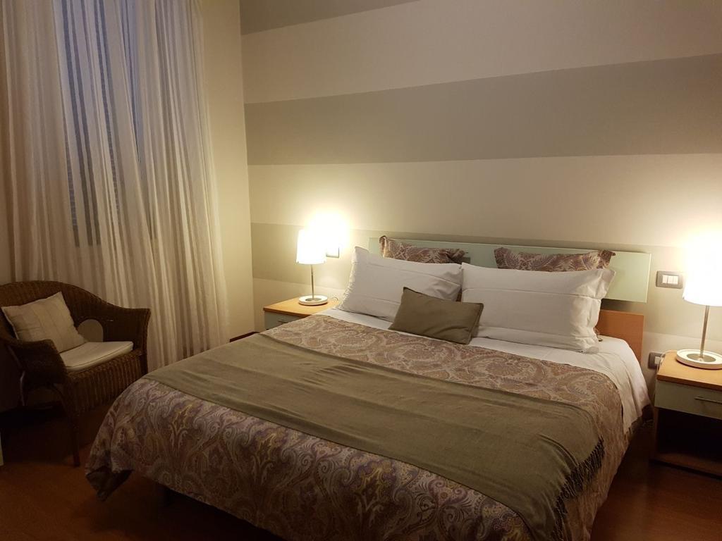 Hotel Moniga Desenzano del Garda Exterior foto